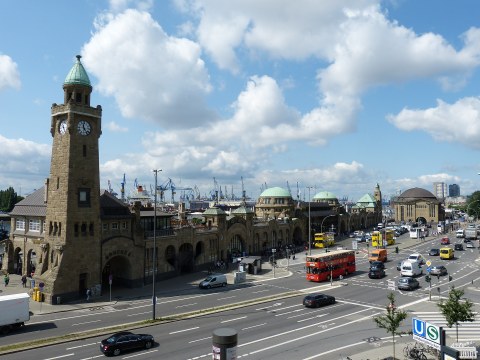 Hamburger Hafen. Im Vordergrund ist der Uhrturm. Im Hintergrund sind Verladungskräne.