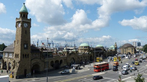 Hamburger Hafen. Im Vordergrund ist der Uhrturm. Im Hintergrund sind Verladungskräne.