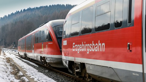 Zwei Waggons der Erzgebirgsbahn.