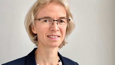 Porträt einer Frau mit halblangen blonden Haaren und Brille