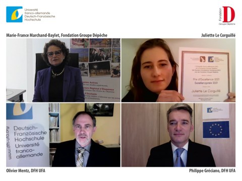 Screenshot von Videokonferenz mit Preistzrägerin und drei weiteren Personen, eine Frau, zwei Männer. Preisträgerin hält Urkunde in die Kamera.