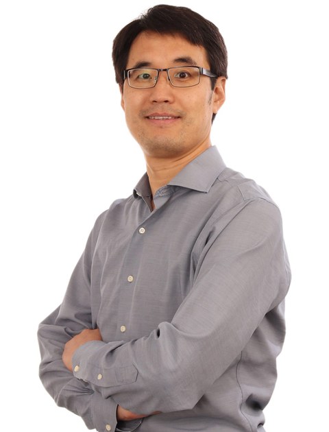 Porträt eines asiatischen Mannes mit Brille.