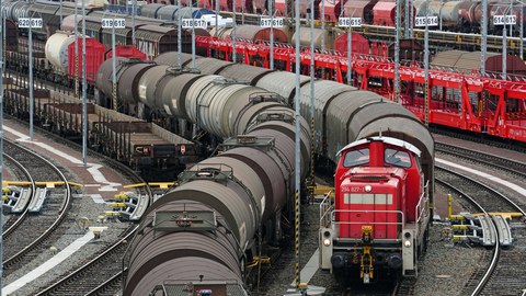 Ein Rangierbahnhof mit vielen Gleisen und Zügen mit Waggons.
