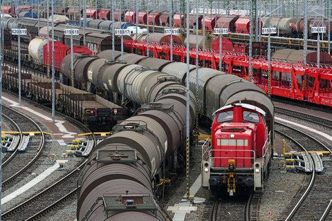 Ein Rangierbahnhof mit vielen Gleisen und Zügen mit Waggons.
