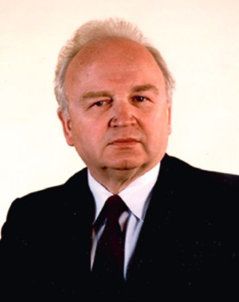 Ein Mann mit schütterem Haar und Anzug