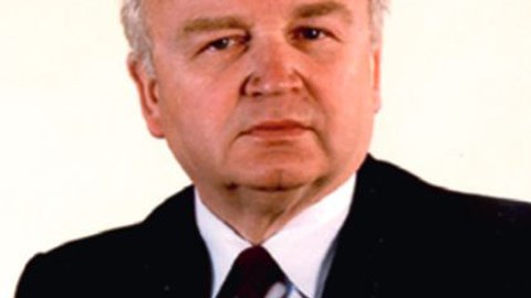 Ein Mann mit schütterem Haar und Anzug