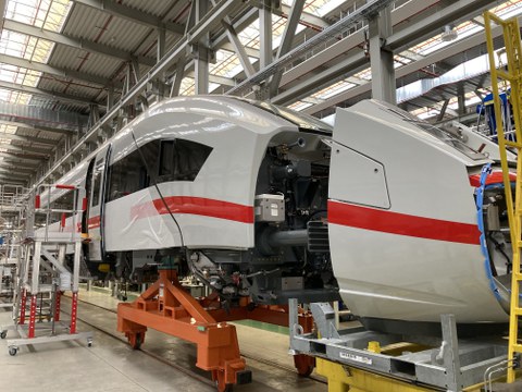 Ein ICE in der Werkstatt, vorn offen