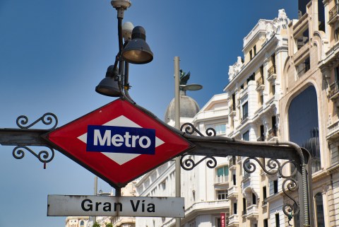 Das Schild der Metro-Station Gran Via in Madrid