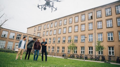 Drohne auf Wiese vor dem POT-Gebäude