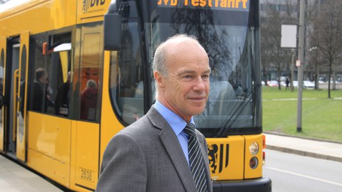 Straßenbahn auf der Nord-Süd-Verbindung in Dresden im Vordergrund verantworlicher Projektleiter der TU Dresden Prof. Krimmling