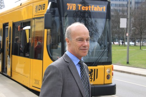 Straßenbahn auf der Nord-Süd-Verbindung in Dresden im Vordergrund verantworlicher Projektleiter der TU Dresden Prof. Krimmling