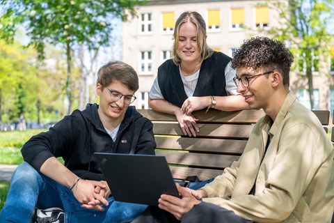 Verkehrstudierende am Laptop
