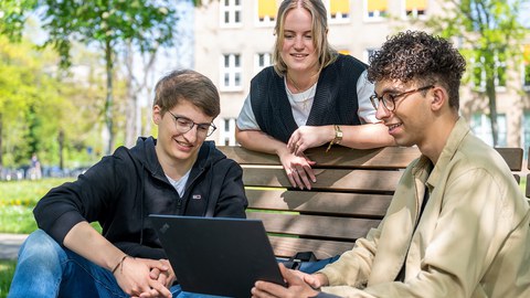 Verkehrstudierende am Laptop