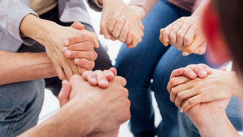 Eine Gruppe hält Hände