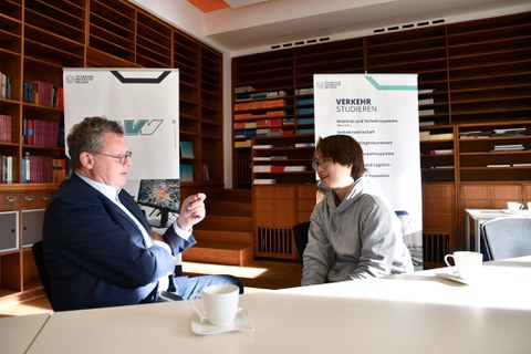 Prof. Steffen Röhlig, Head of Business Development bei Rail Power Systems im Gespräch mit Shengzhe Huang