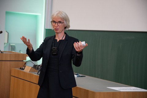 Die Dekanin bei ihrer Begrüßungsrede