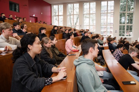 Erstsemesterstudierende Verkehrswissenschaften im Hörsaal