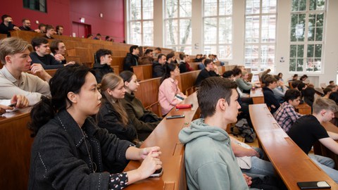 Erstsemesterstudierende Verkehrswissenschaften im Hörsaal