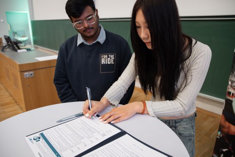 Studierende unterzeichnen das Lehr-Lern-Agreement