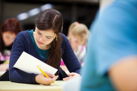 Das Bild zeigt eine Studentin beim Lesen