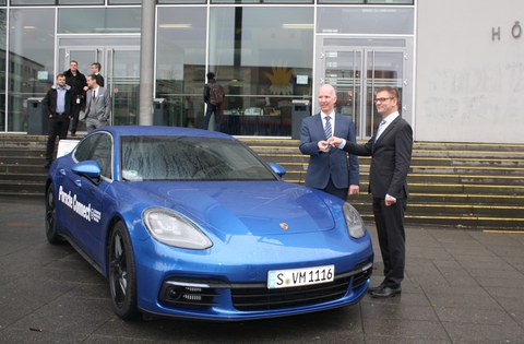 Schlüsselübergabe für den Porsche Panamera durch Uwe Michael, Porsche AG an Prof. Bäker TU Dresden