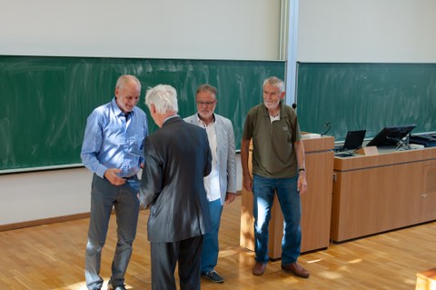 Übergabe der Goldenen Diplomurkunden durch Prof. Löffler