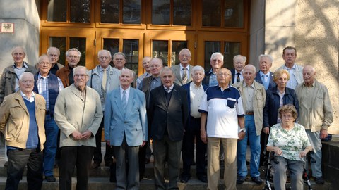 Diamantene Jubilare vor dem Potthoff-Bau