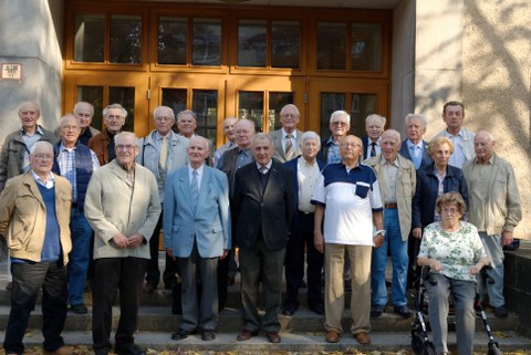 Diamantene Jubilare vor dem Potthoff-Bau