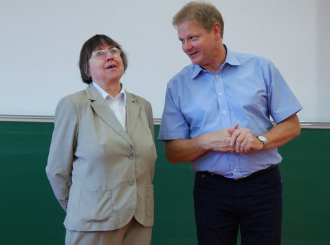 Prof. Stephan dankt Frau Dr. Hammer