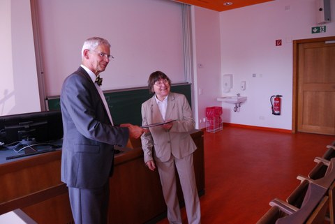 Prof. Trinckauf übergibt Frau Dr. Hammer das Zertifkat zur Anerkennung ihrer Lehrleistungen