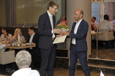 Prof. Ninnemann, Präsident der Deutschen Verkehrswissenschaftlichen gesellschaft, beglückwünscht den preisträger Richard Hurtienne 