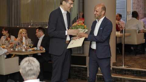 Prof. Ninnemann, Präsident der Deutschen Verkehrswissenschaftlichen gesellschaft, beglückwünscht den preisträger Richard Hurtienne 