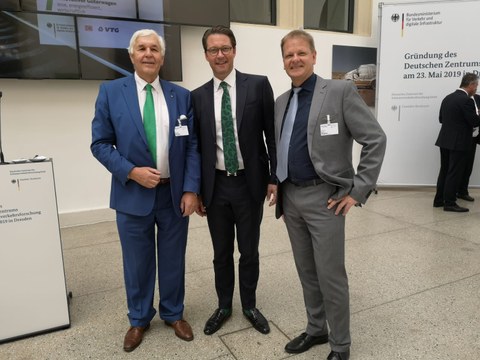 Bundesverkehrsminister Andreas Scheuer (Mitte) mit den beiden Vorständen des Branchenvereins BTS Bahntechnik Sachsen e.V. Halard Rüdiger (links) und Prof. Dr. Arnd Stephan (rechts)