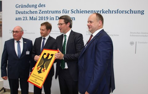 Präsident des Eisenbahn-Bundesamtes Gerald Hörster, Ministerpräsident des Freistaates Sachsen Michael Kretschmer (CDU), Bundesverkehrsminister Andreas Scheuer (CSU), Oberbürgermeister der Stadt Dresden Dirk Hilbert (FDP) (v.l.n.r.)