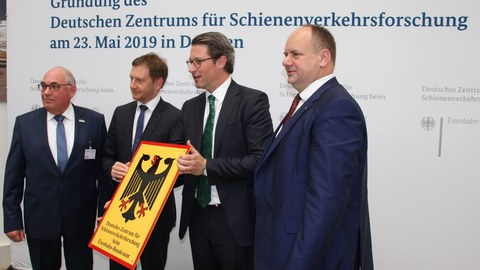 Präsident des Eisenbahn-Bundesamtes Gerald Hörster, Ministerpräsident des Freistaates Sachsen Michael Kretschmer (CDU), Bundesverkehrsminister Andreas Scheuer (CSU), Oberbürgermeister der Stadt Dresden Dirk Hilbert (FDP) (v.l.n.r.)