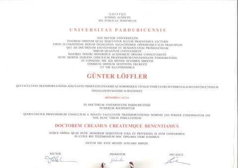 Urkunde zur Verleihung Dr. honoris causa der Universität Pardubice an Prof. Günter Löffler