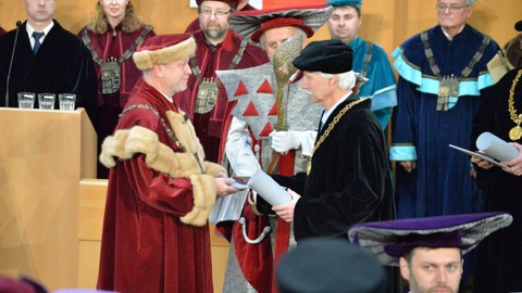 Verleihung der ehrendoktorwürde an Prof. Löffler durch den Rektor der Universität Pardubice