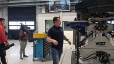 Filmteam bei Drehabreiten in Fahrzeugtechnischen Versuchszentrum