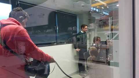 Filmteam bei Drehabreiten in Fahrzeugtechnischen Versuchszentrum