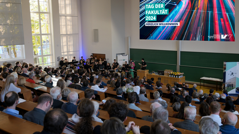 Das Bild zeigt den Hörsaal POT 81 mit Teilnehmenden des Tages der Fakultät