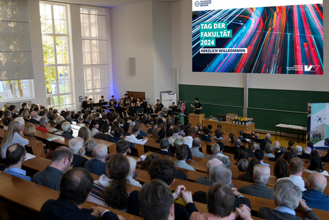 Das Bild zeigt den Hörsaal POT 81 mit Teilnehmenden des Tages der Fakultät