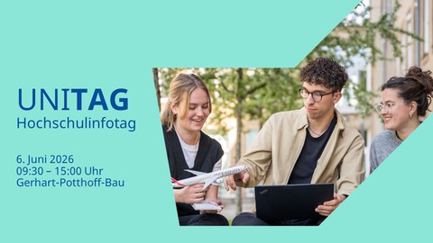 Studierende vor dem Gerhart-Potthoff-Bau