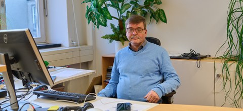 Karl Nachtigall an seinem Schreibtisch