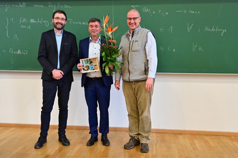 Prof. Karl Nachtigall wird von der Fakulttsleitung verabschiedet