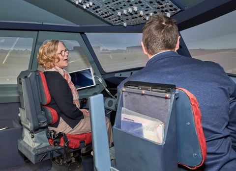 Staatsministerin Kraushaar besichtigt den A320-Flugsimulator