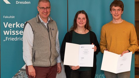 Übergabe der Urkunden durch Dr. Michael Krieg