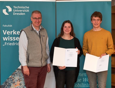 Übergabe der Urkunden durch Dr. Michael Krieg