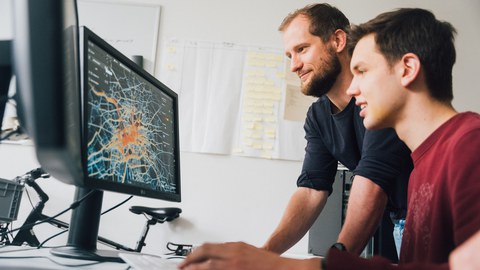 Das Foto zeigt einen Studenten der Verkehrswissenschaften am Computer