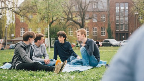 Studierende auf dem Campus