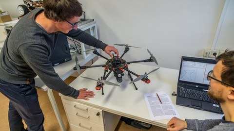 Drohne und Computersimulation